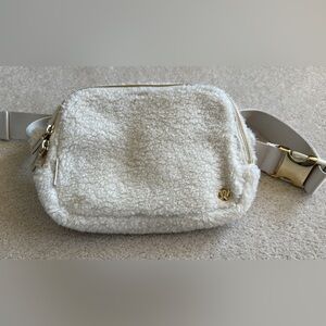 Lululemon everywhere belt bag 2L, ivory plush
